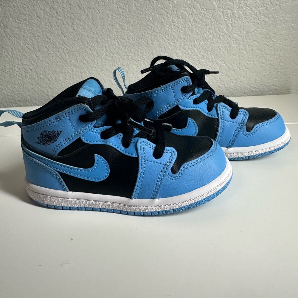 Jordan 1 Mid University Blue (8C)